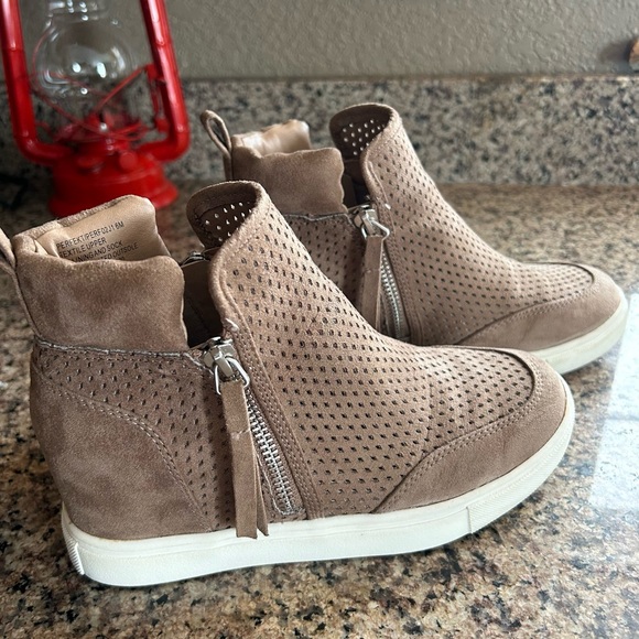 Madden Girl Perfekt Wedge Sneaker - Picture 5 of 6